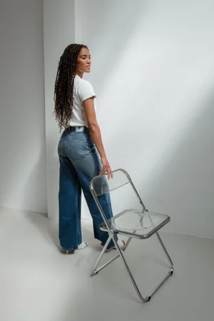 Dans le lookbook de la marque Danoise Another Aspect, le mannequin porte un costume gris et une chemise blanche