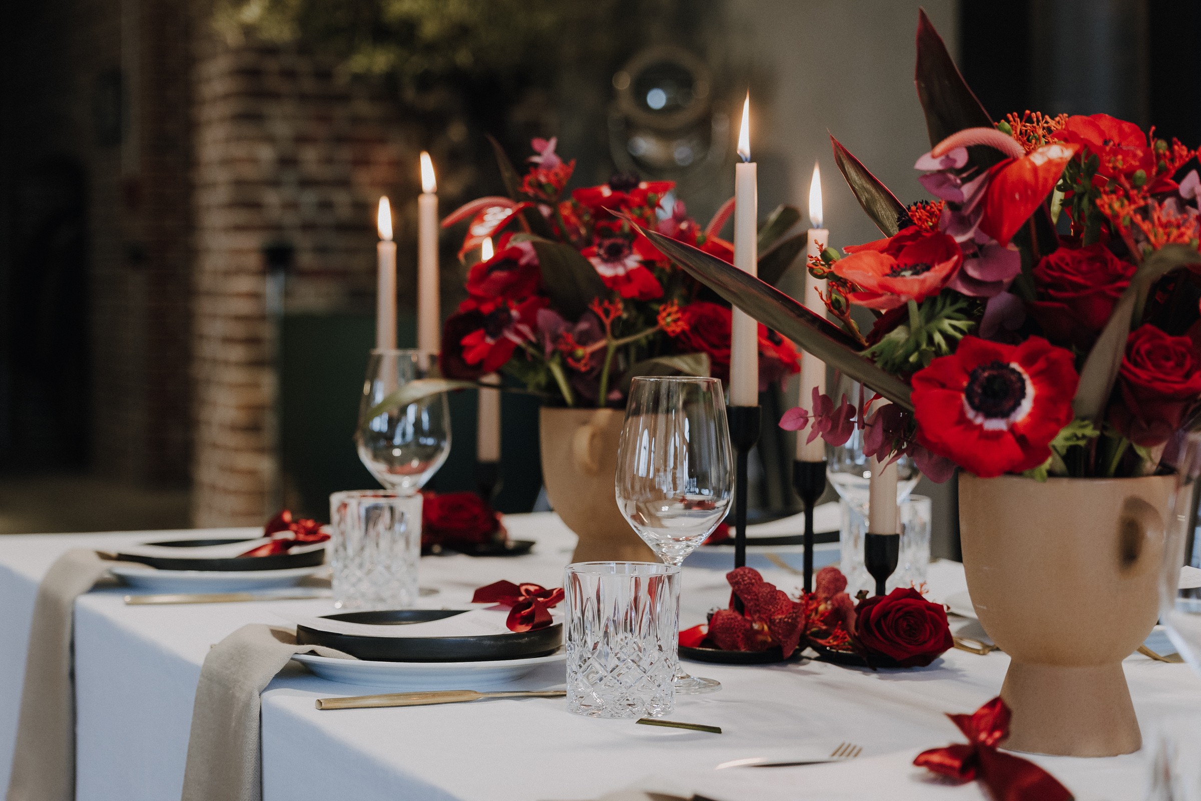 Brautpaar in einer Bar mit kurzem Kleid und einer riesen Schleife am Rücken.