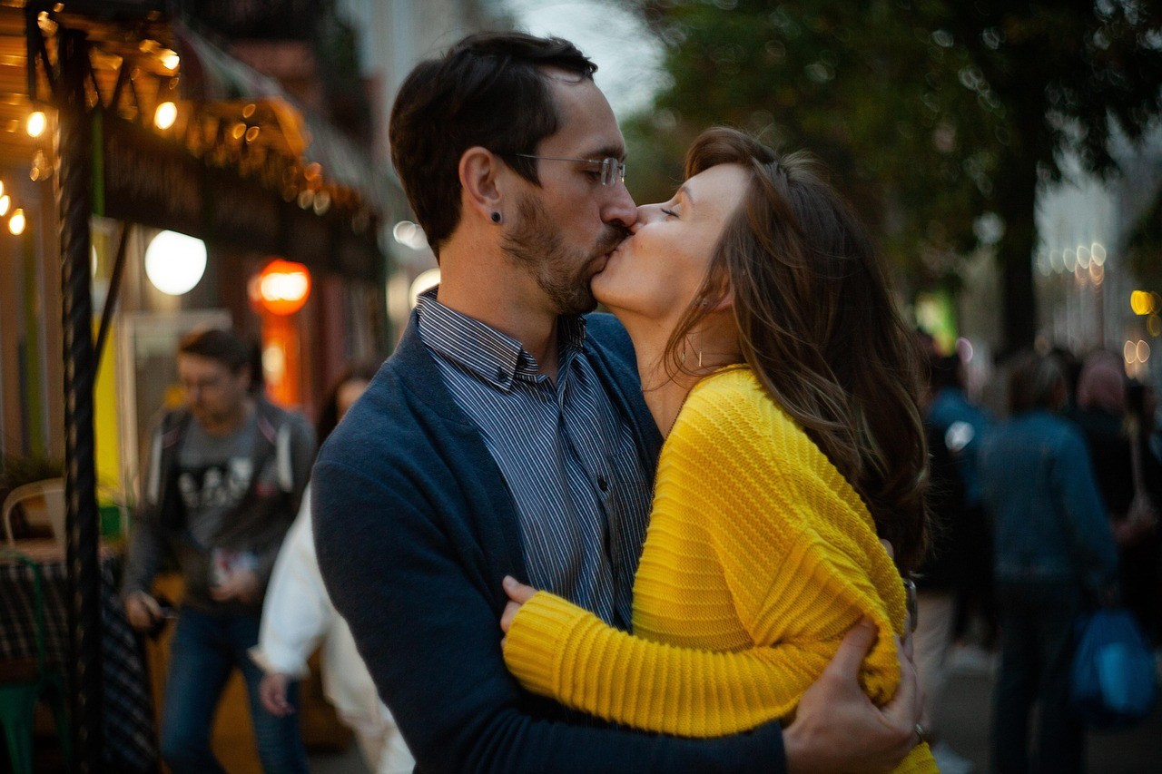 couple kissing in the street