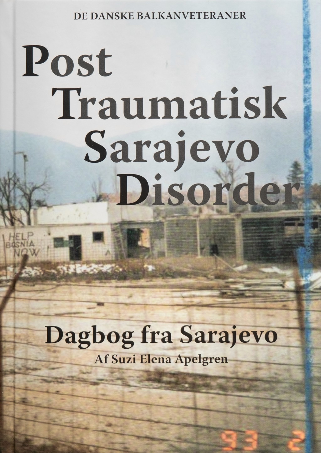 Bogforside af "Post traumatisk Sarajevo disorder - Dagbog fra Sarajevo" af Suzi Elena Apelgren. Personlig beretning fra Balkankrigen og livet med PTSD