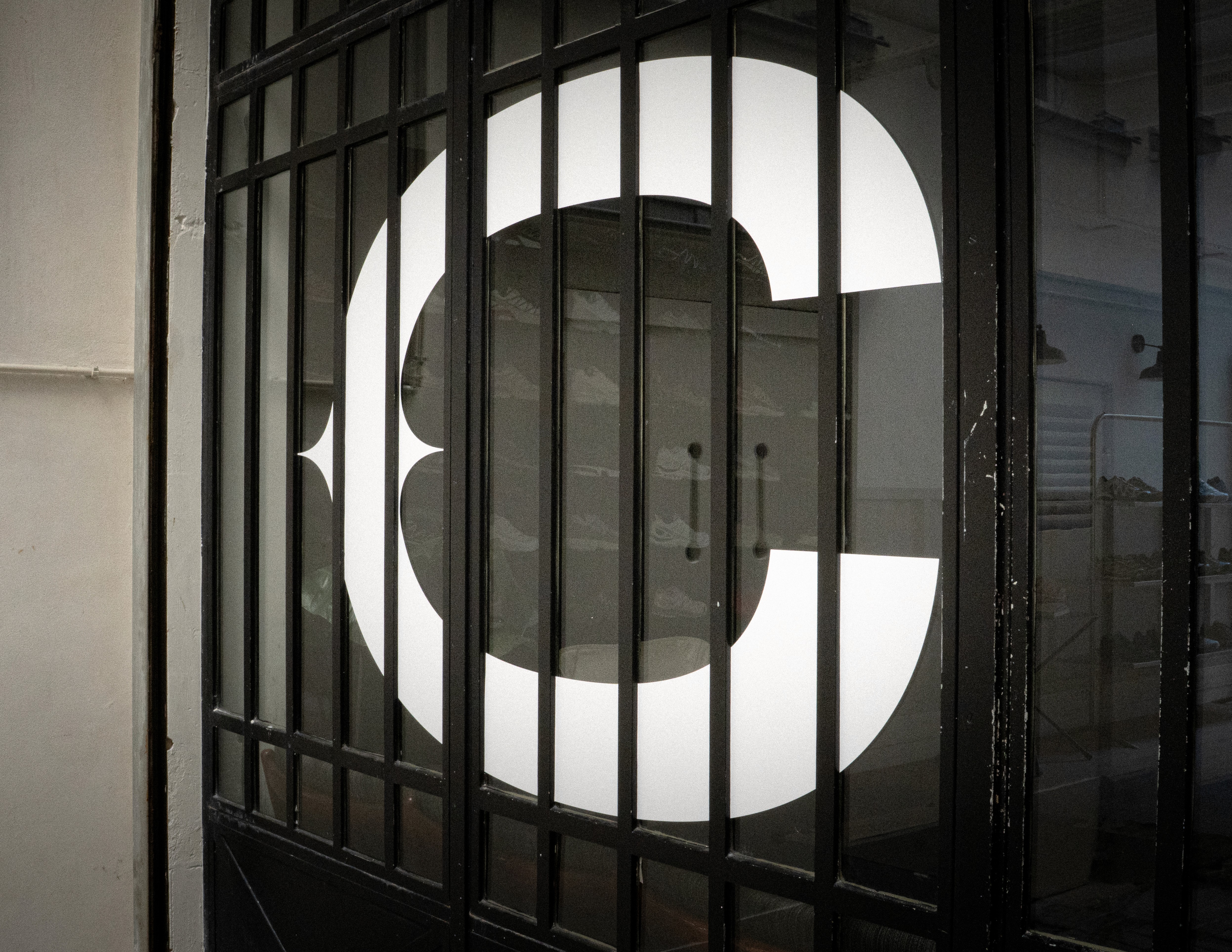 Logo Clothette sur la vitre du showroom