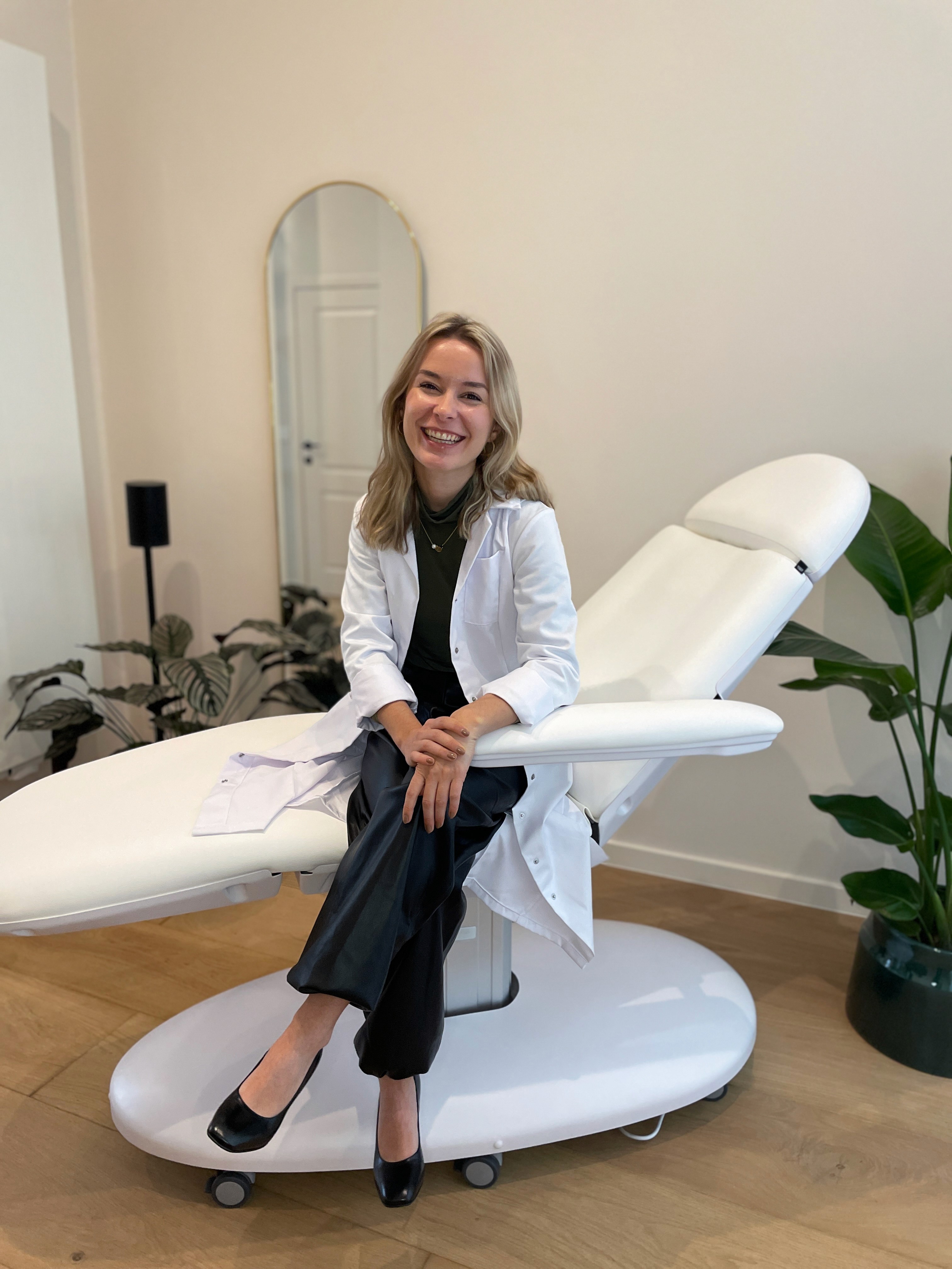 Dr. Louise Cuveele zit op de behandelstoel in haar praktijk.