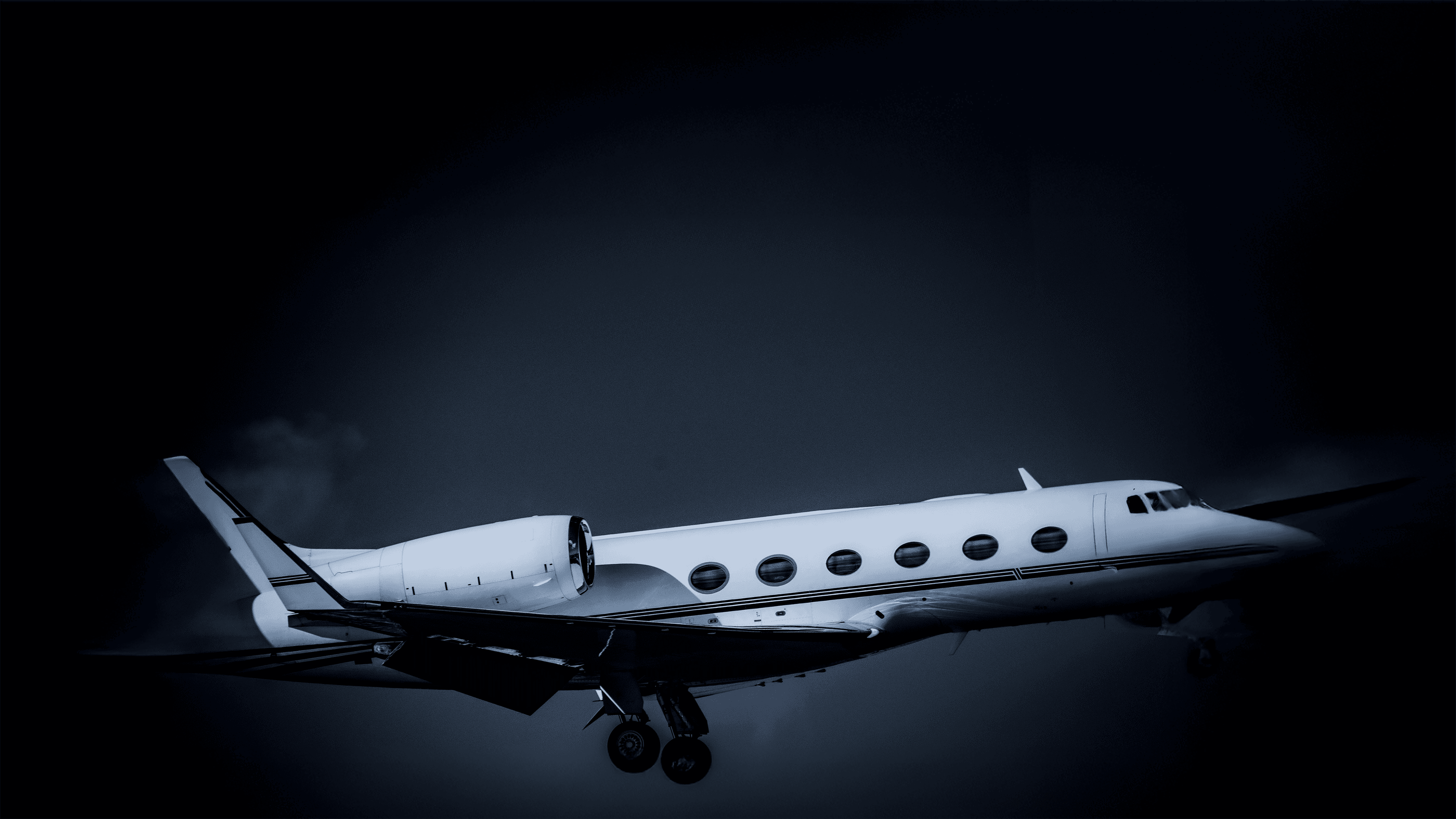 Ein weißes Privatflugzeug steigt in den Himmel auf. Luxus Transportkonzept