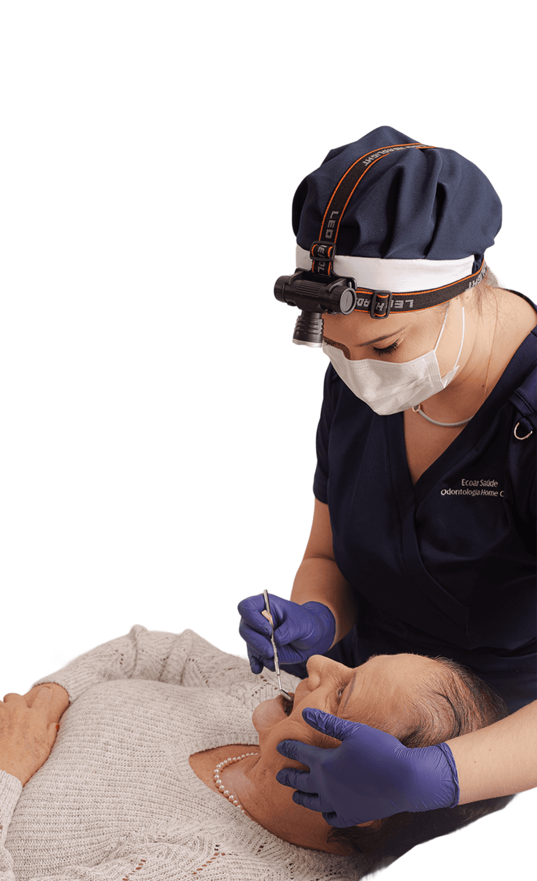 dourada mariana atendendo uma paciente na maca