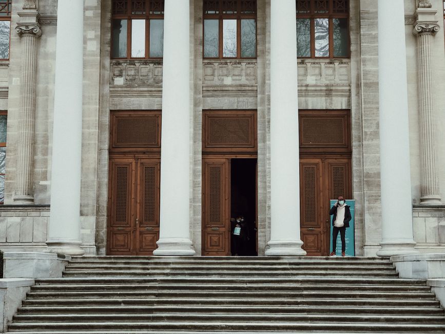 Courthouse entrance with litigants entering