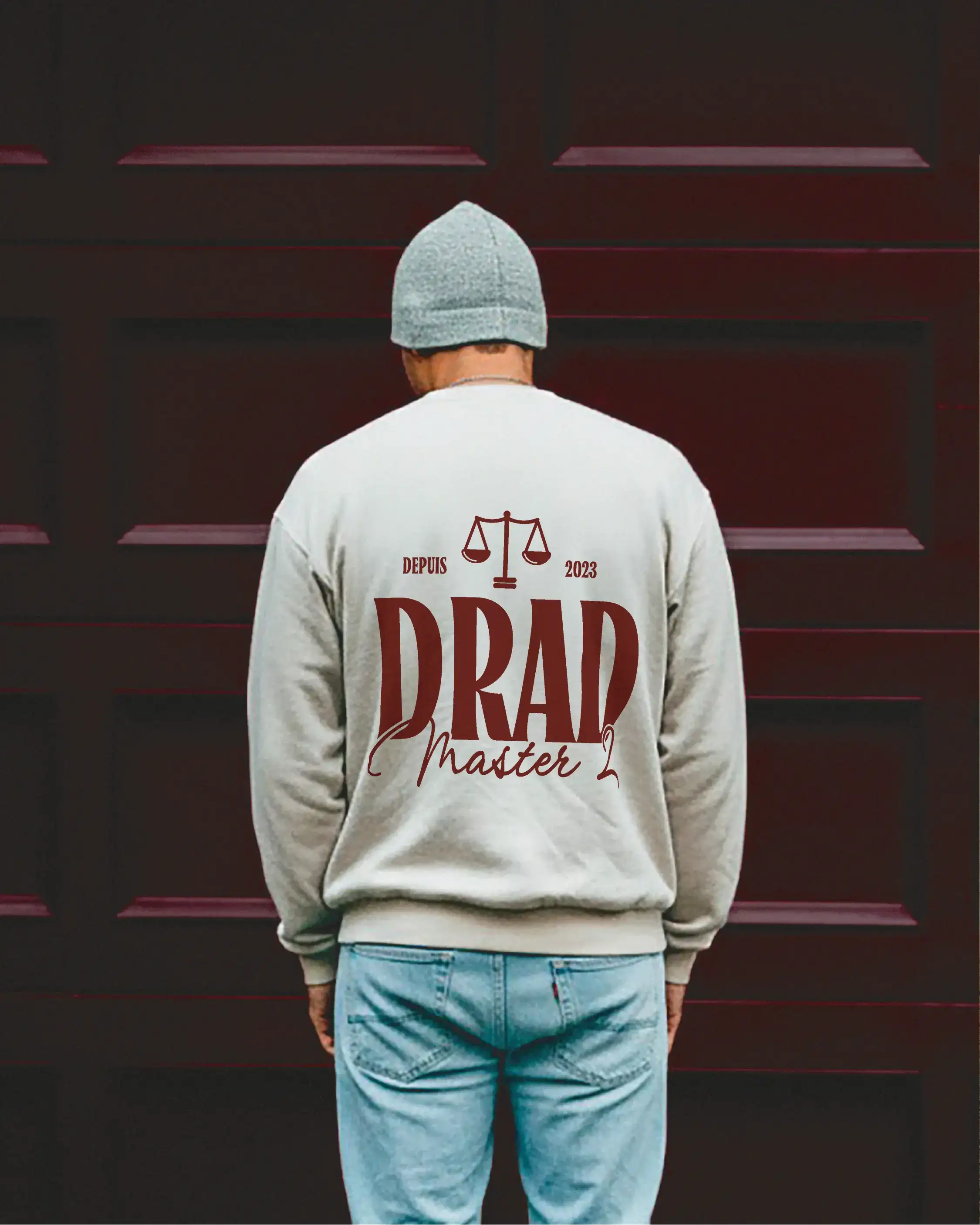 Etudiant de dos portant le sweat-shirt blanc DRAD