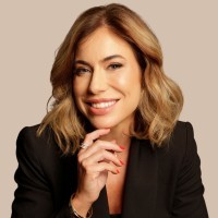 Camila Renaux é especialista em Marketing Estratégico, Marketing Digital e Inteligência Artificial