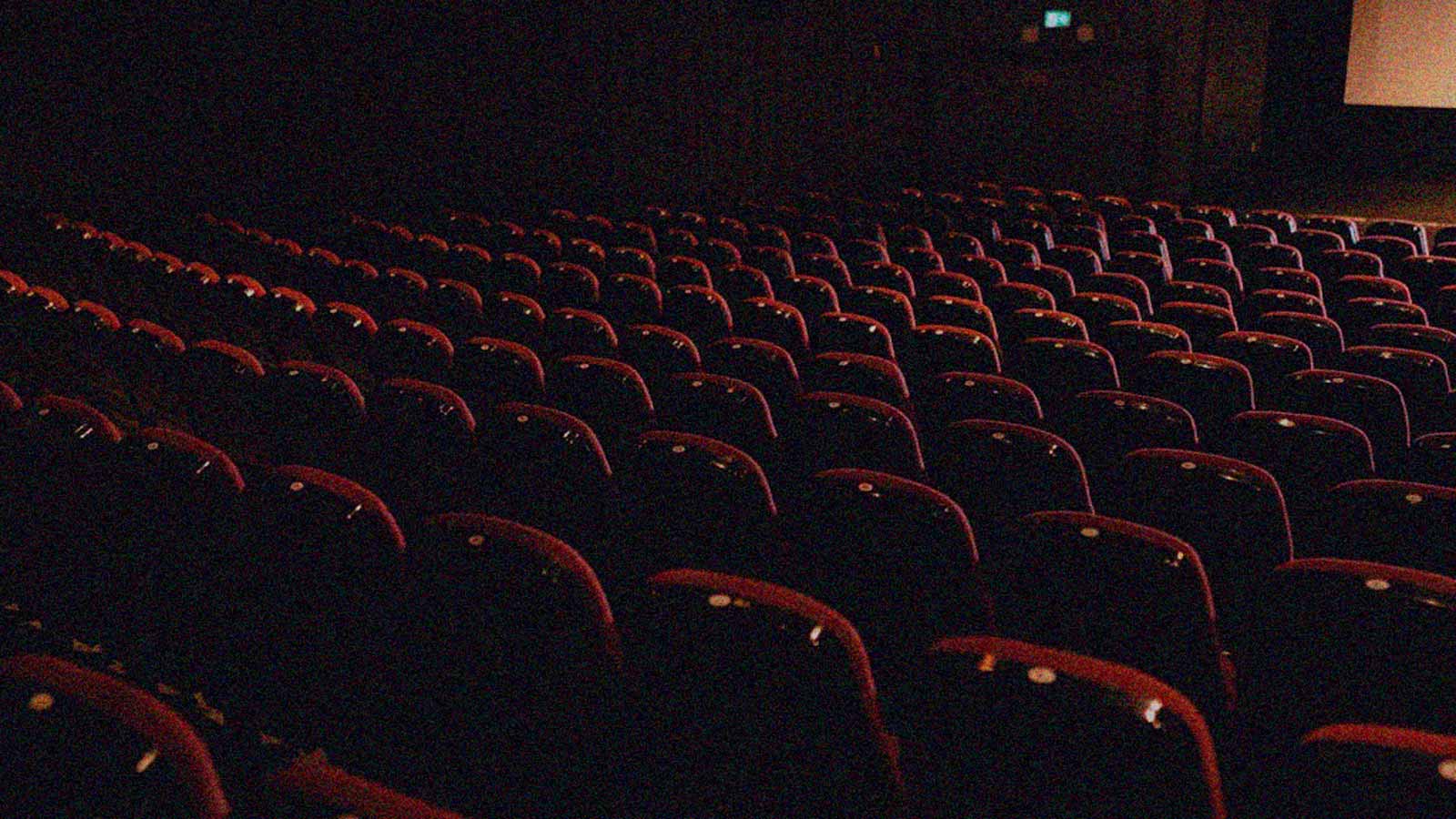 Foto que muestra butacas vacías en una sala de cine en la columna de opinión Cine porno y la falsa neutralidad del Estado de IdeaPaís.