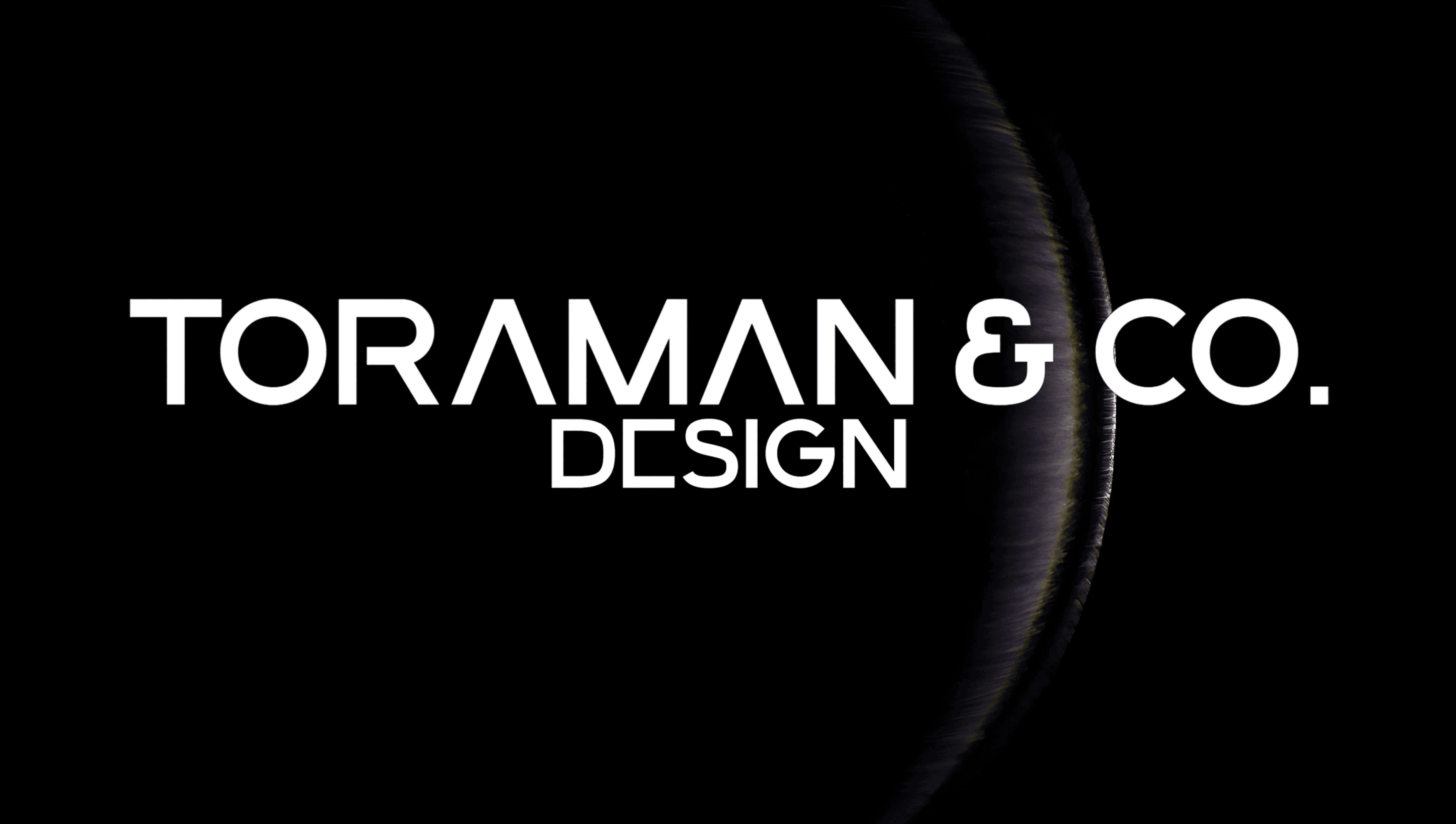 Logo von „Toraman & Co. Design“ mit modernem, weißem Schriftzug auf schwarzem Hintergrund und einem halbkreisförmigen Lichtreflex am rechten Bildrand.