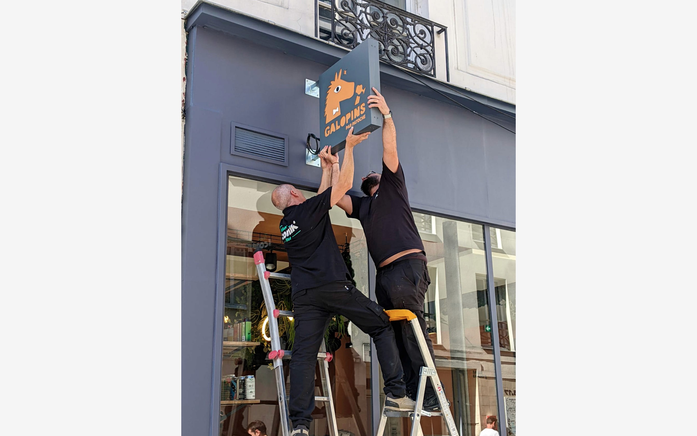 Pose de l'enseigne drapeau