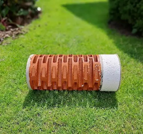 Válec materiálu po jádrovém vrtání, ukázka přesnosti práce.