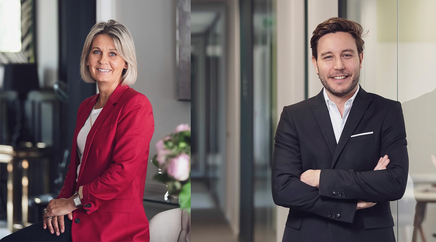 Deux collègues souriants en tenue professionnelle, une femme et un homme. Idéal pour illustrer le travail d'équipe.