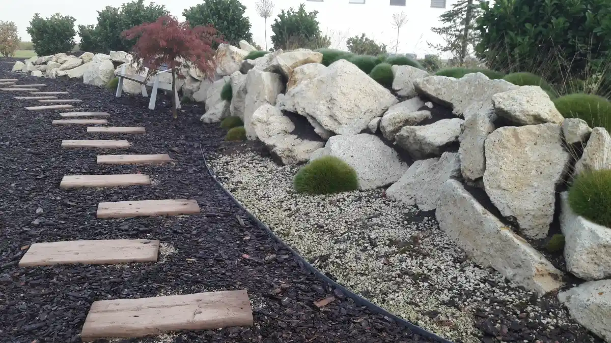 Díszfű telepítés térkőburkolattal ipari területen