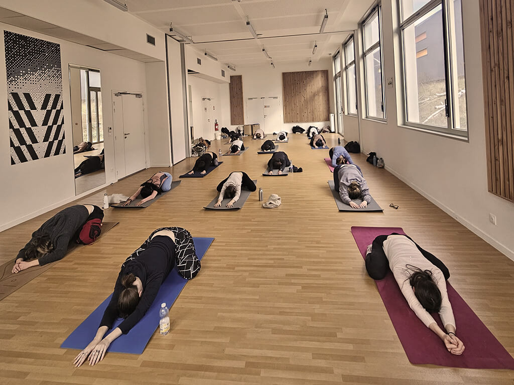 Cours de yoga pour les étudiants
