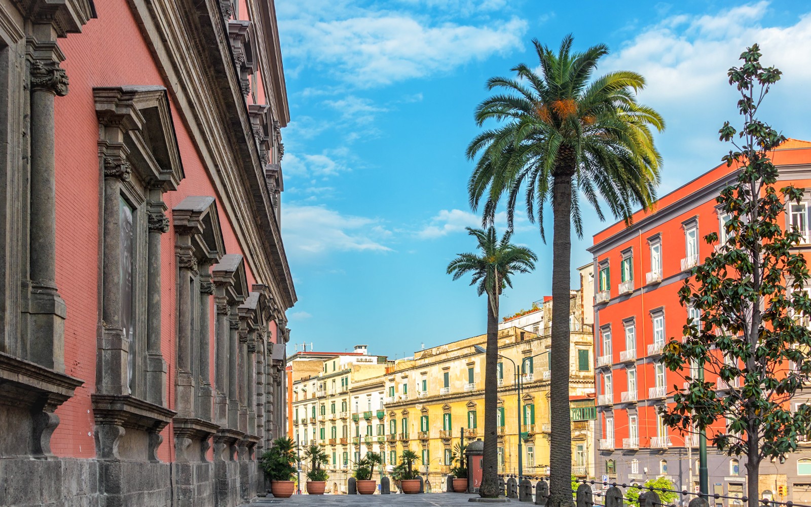 Pompeii kalıntıları, antik sütunlar ve arka planda Vezüv Dağı ile Napoli Şehir Kartı turu.