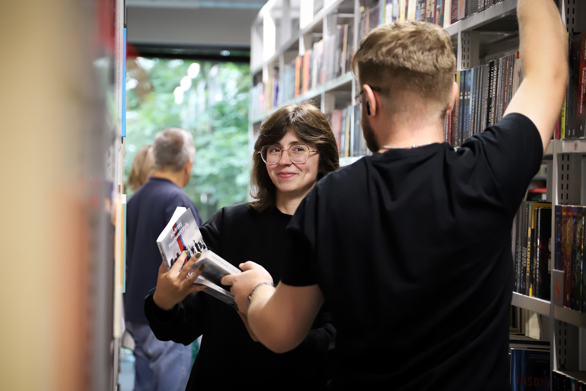 Rozmowa między regałami bibliotecznymi