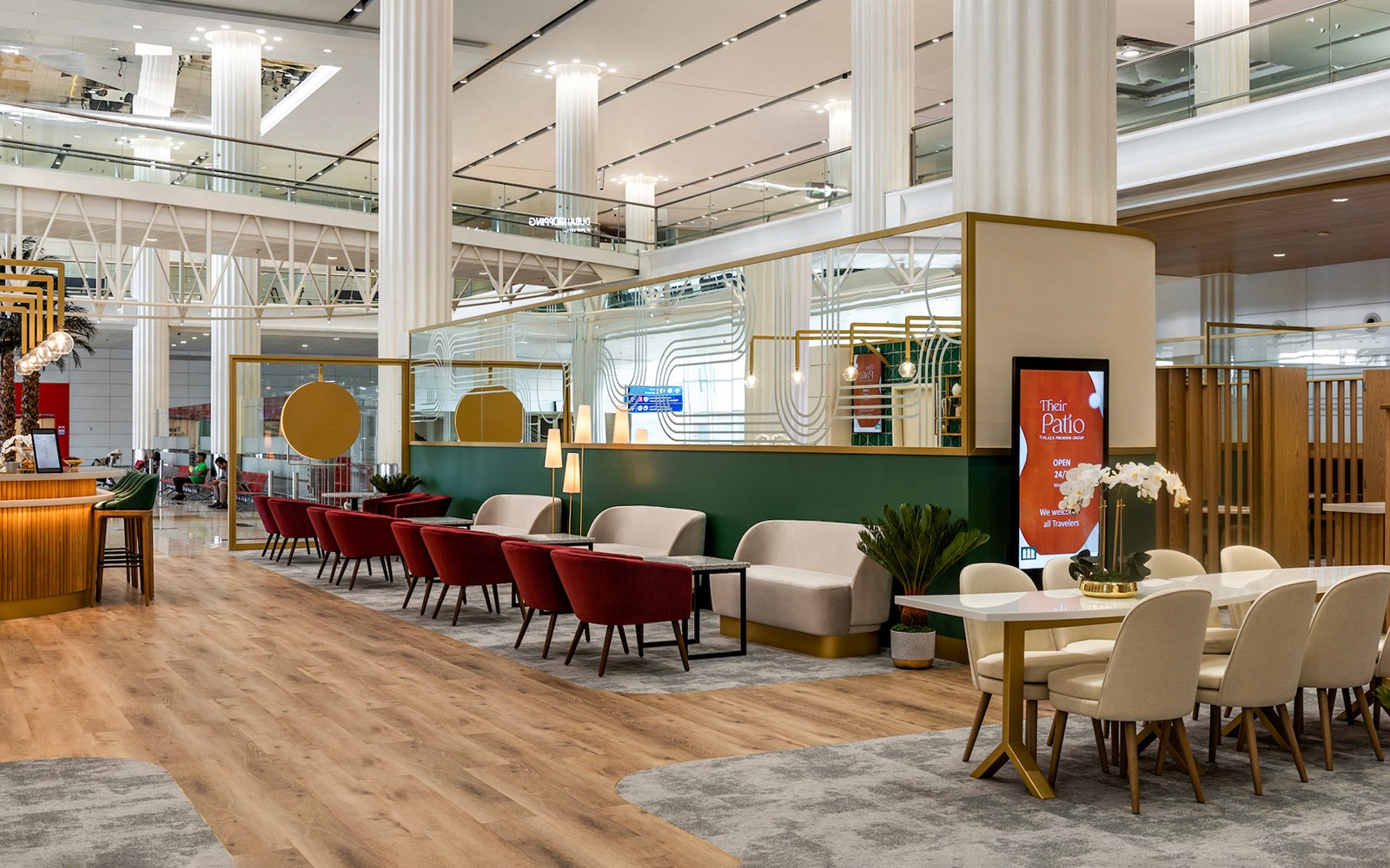 位於迪拜國際機場的露台休息室的坐區，配有紅色和米色的座椅。