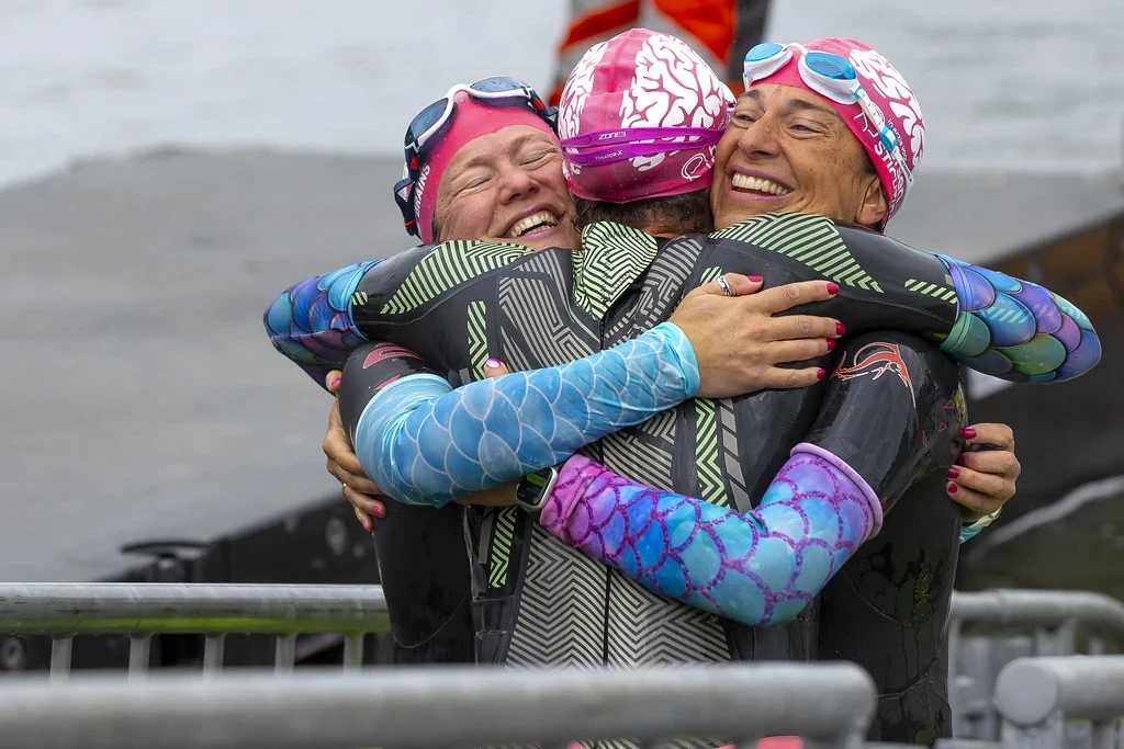 Vier zwemmers met medailles na de finish