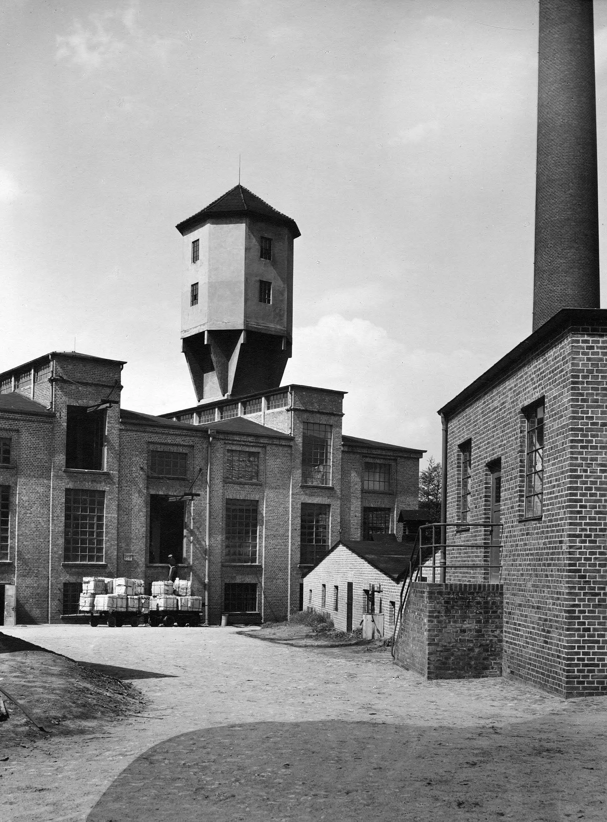 Historisches Foto (1929-1930) des Hallenensembles und des Wasserturms auf dem Gelände der Papierfabrik Wolfswinkel in Eberswalde