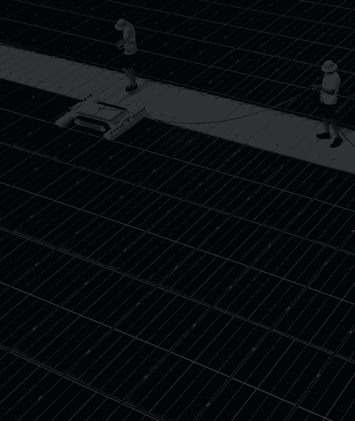 Echipa SpalPanouri curățând panouri fotovoltaice pe acoperiș industrial in bucuresti