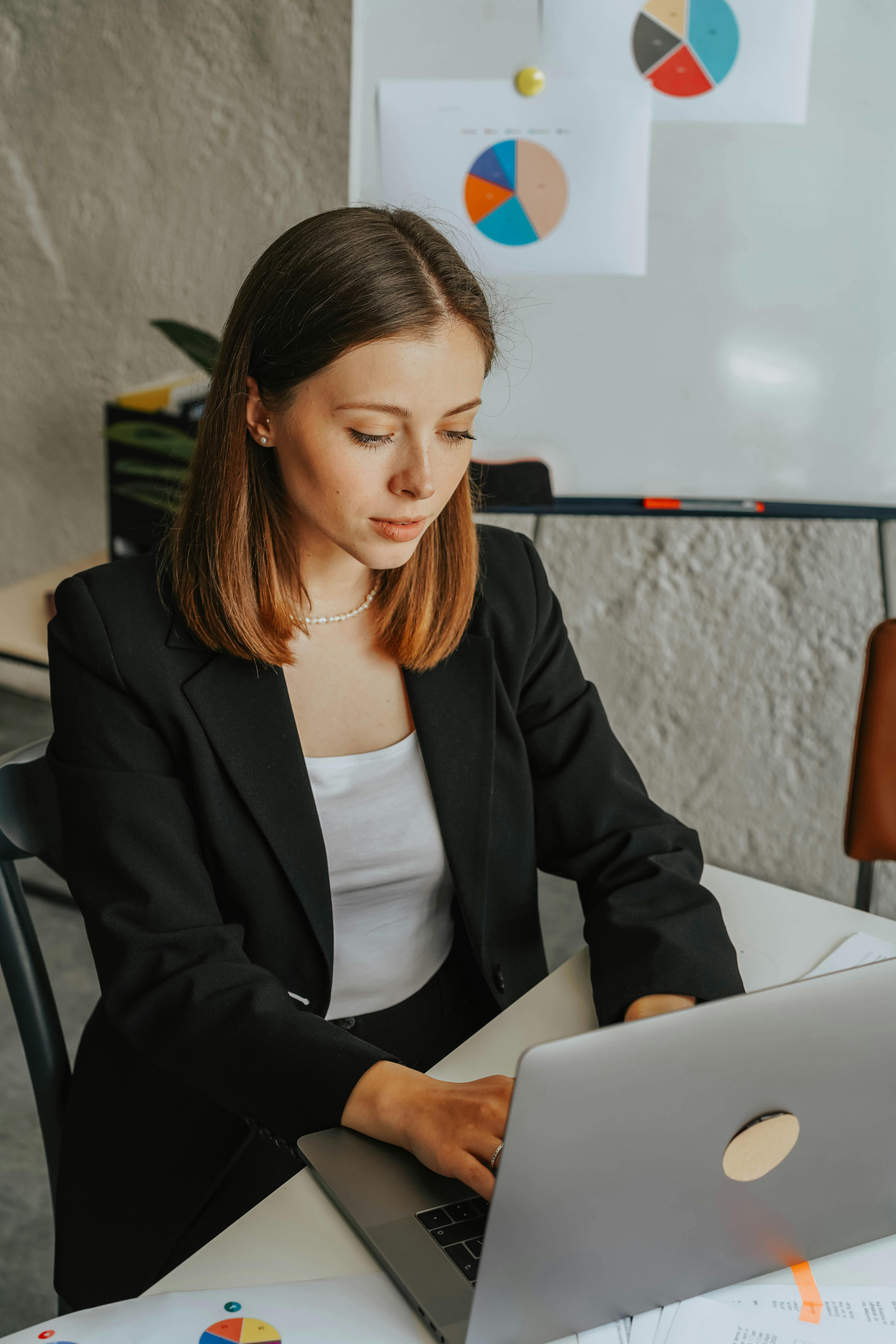 Formatrice al lavoro durante lezione 1 to 1, formazione su misura con tutor dedicato