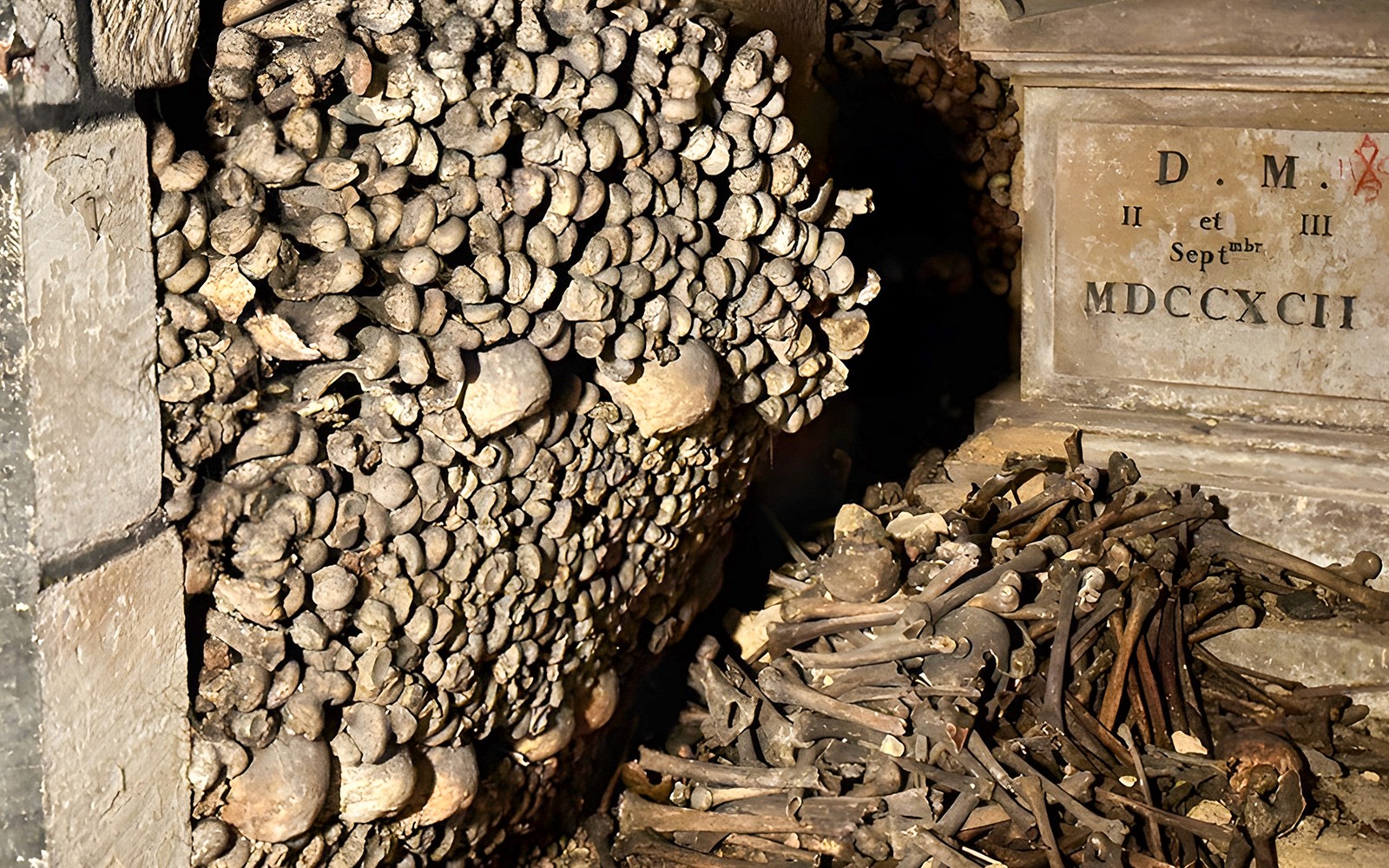 巴黎地下墓穴中的墓碑和骨骸。