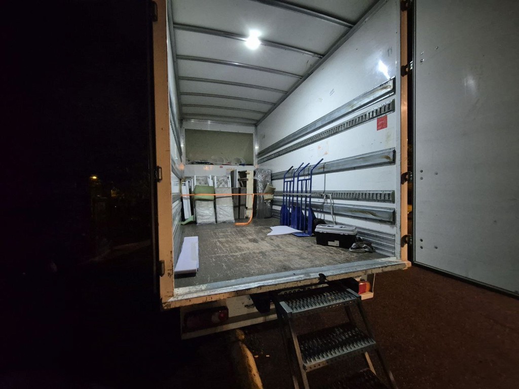 Osvetljen kamion za selidbe Ares Selidbe spreman za utovar nameštaja u Beogradu