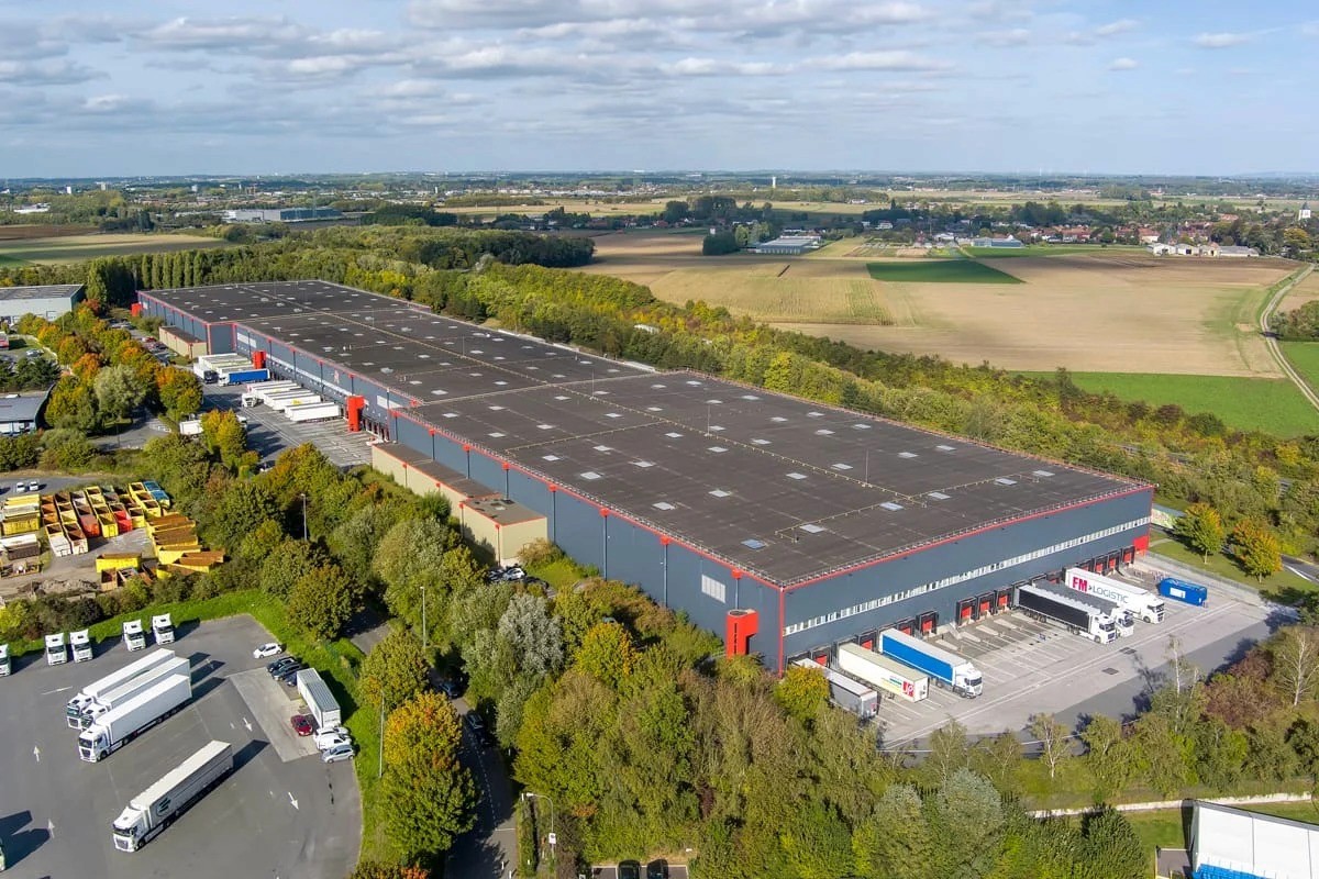 Plateforme logistique et flux de camions vus du ciel — Anteale | Yann Manac’h, photographe pro Lille Nord