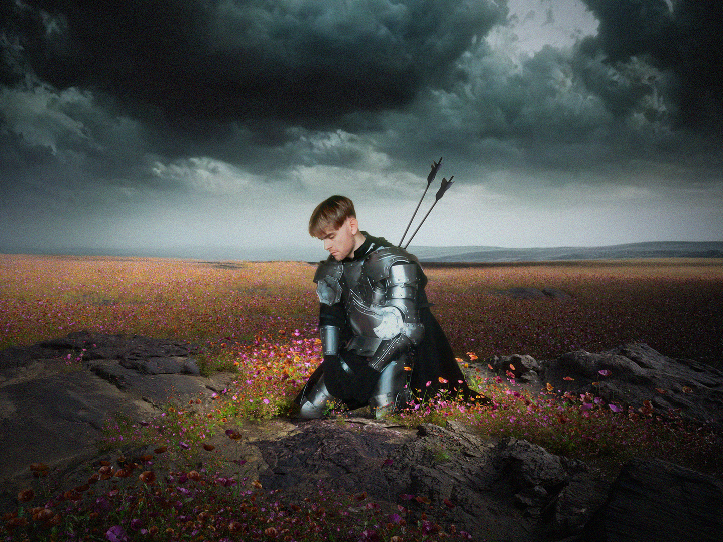 Un homme en armure, agenouillé et touché par deux flèches dans un champ par temps nuageux