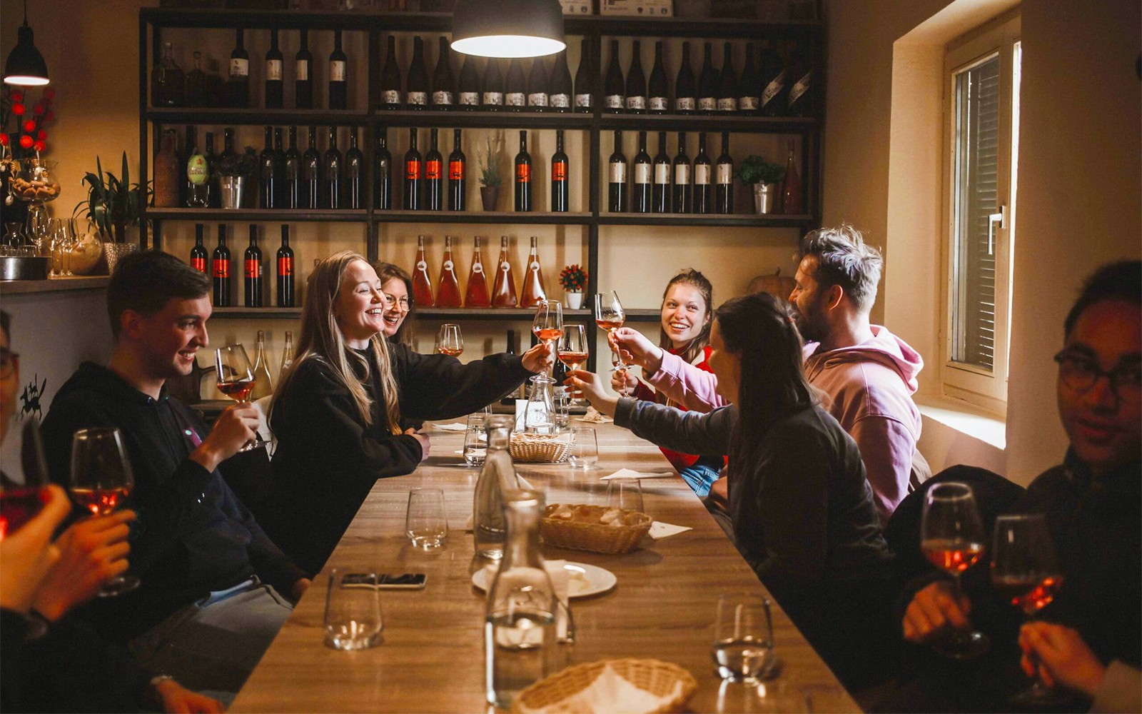 在克尔卡国家公园游览期间，一组人在扎达尔的餐桌上享受品酒体验。