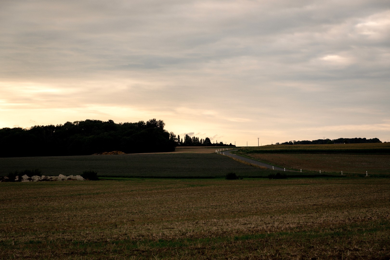 Paysage rural capté en fin de journée pour le film Yakshmere Horizons