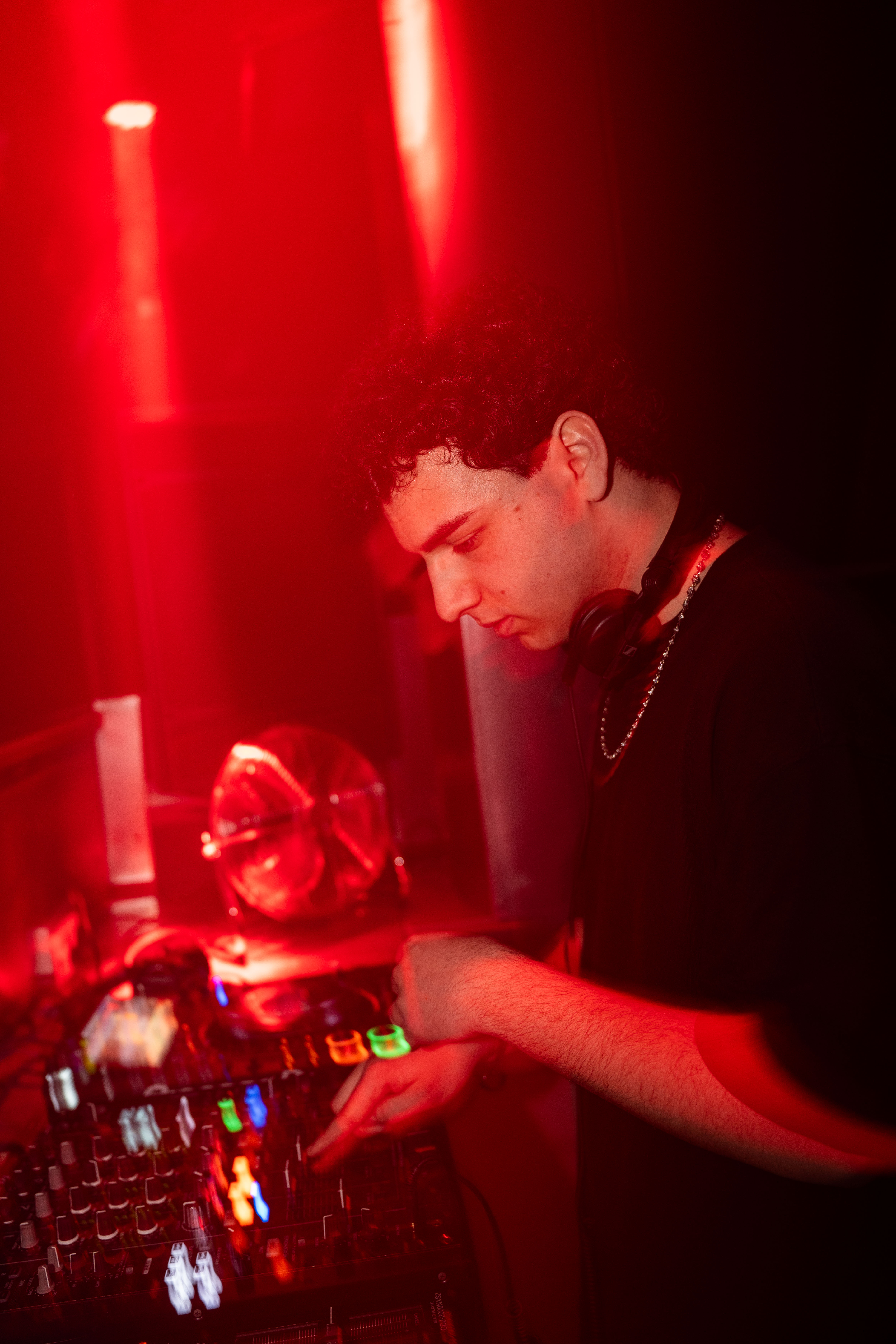 Rocco Tocci – DJ Torino in scena con Sestopiano  Rocco Tocci è un DJ dinamico e appassionato della scena elettronica, noto per i suoi DJ set live e le sue selezioni musicali che spaziano tra elettronica, dance e groove ritmici. La sua presenza nei nostri eventi Torino con Sestopiano Torino ha portato una nuova energia nella musica elettronica Torino, trasformando ogni performance in un’esperienza coinvolgente per il pubblico.  La collaborazione tra Rocco Tocci e Sestopiano sottolinea il legame tra artisti torinesi e format di qualità, ponendo il suo nome tra i DJ Torino più dinamici nel circuito degli eventi musicali Torino.  Scopri la pagina ufficiale di Rocco Tocci sul sito di Sestopiano e segui il suo lavoro su Instagram e gli altri social per rimanere aggiornato sui suoi prossimi Events Turin.