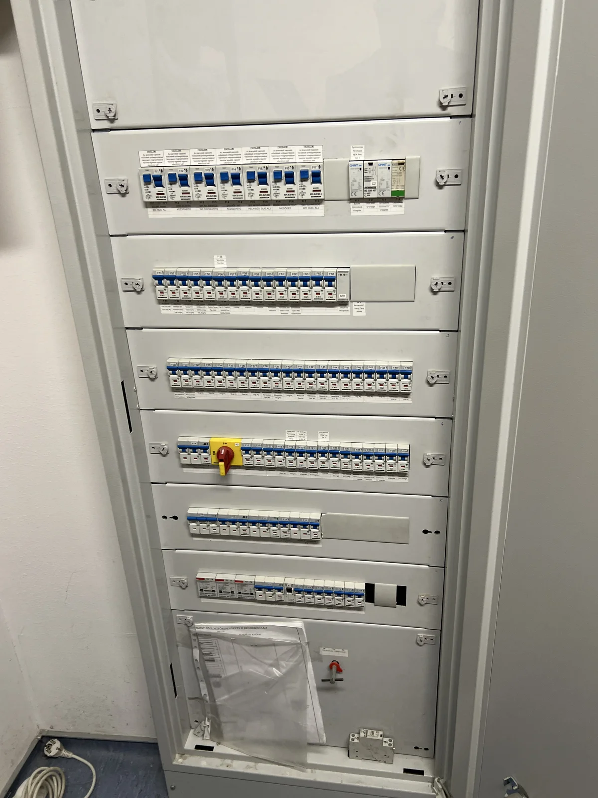 Ampermax által beszerelt nagy modern elosztó