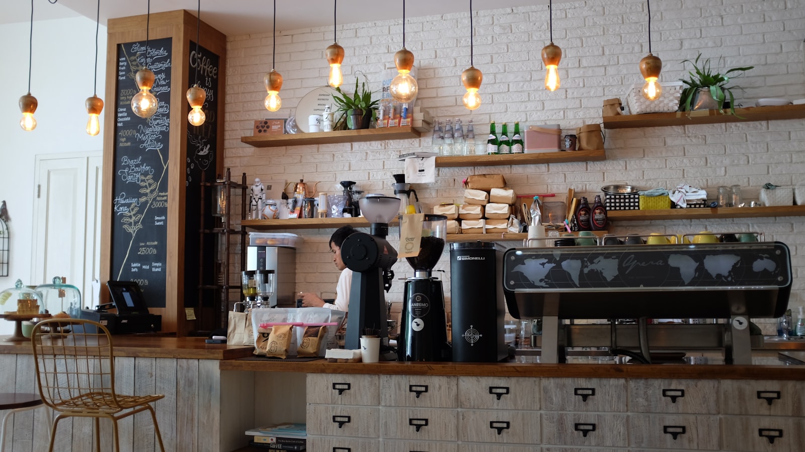 Barra de cafetería con equipamiento profesional — fidelización de clientes LUYOA®
