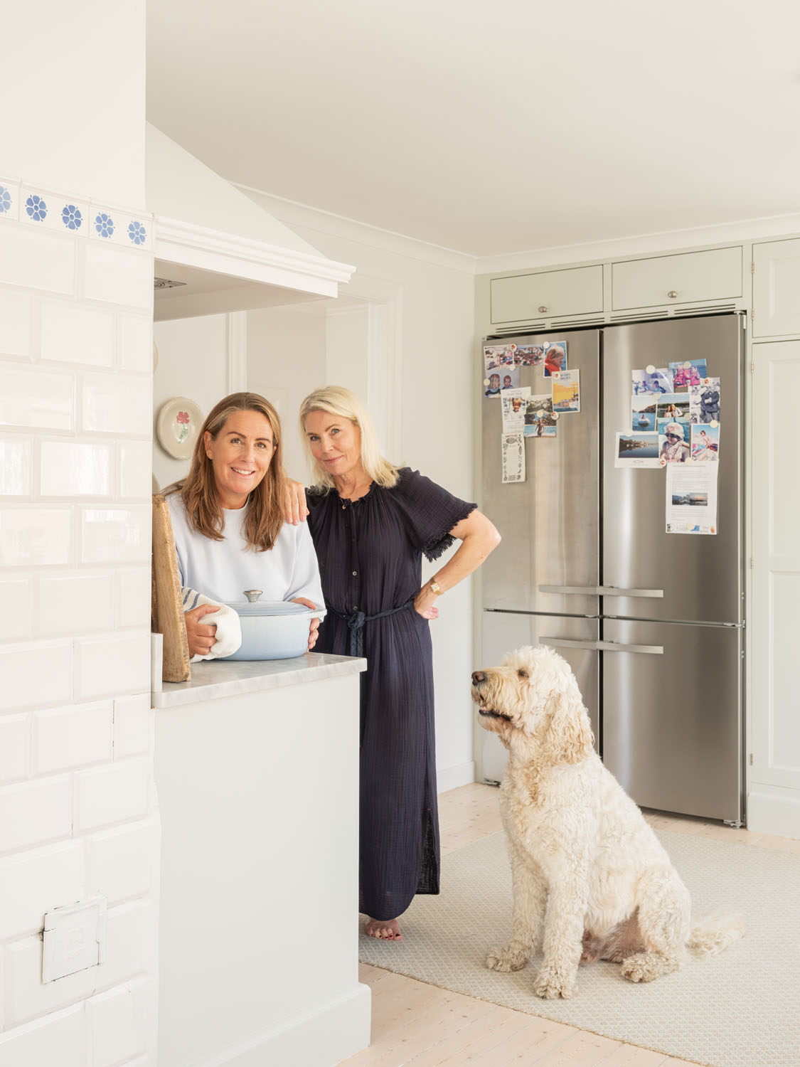 Anna och Ulrika i köket tillsammans med sin hund
