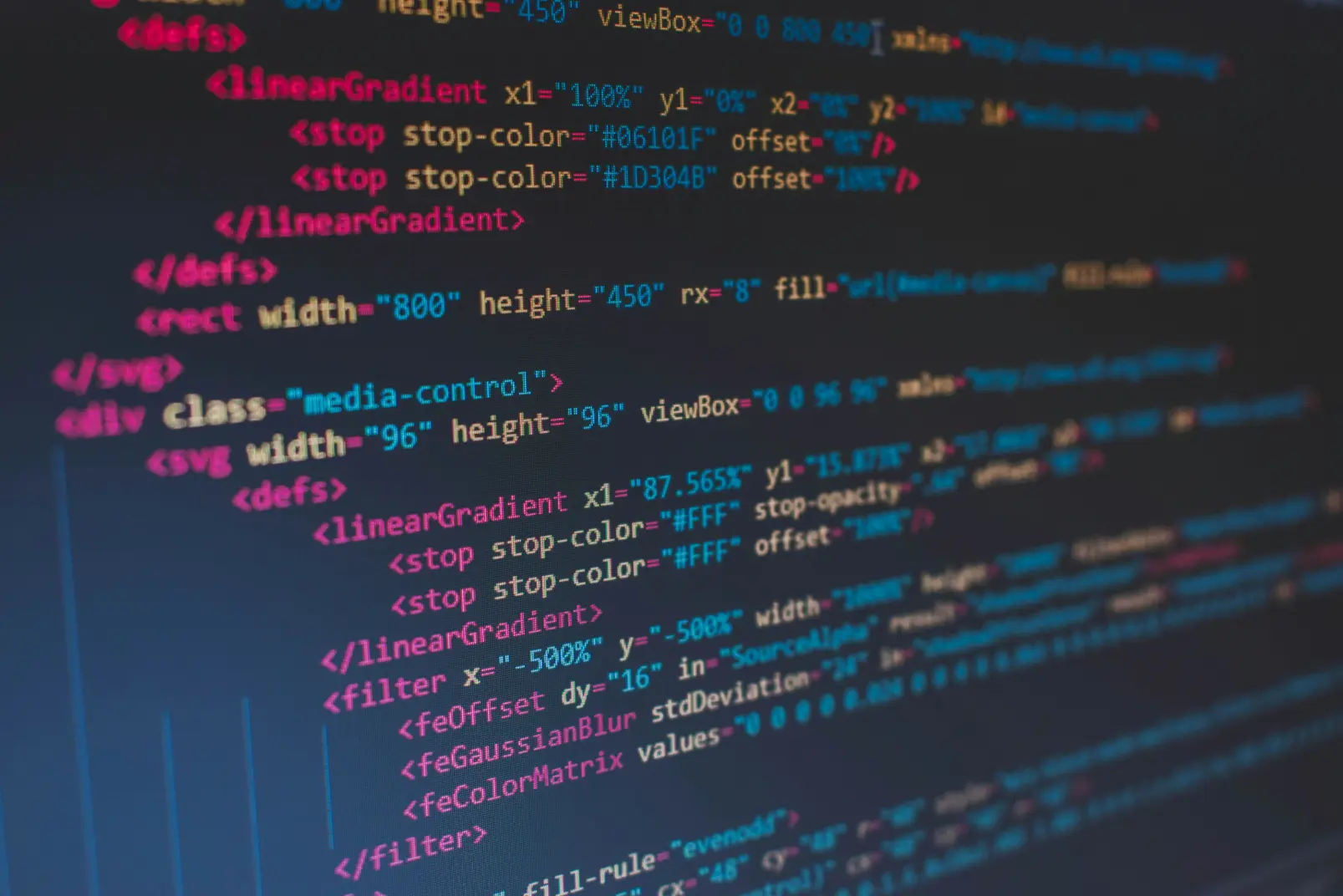 Code source coloré sur écran - Compétences développeurs 2025