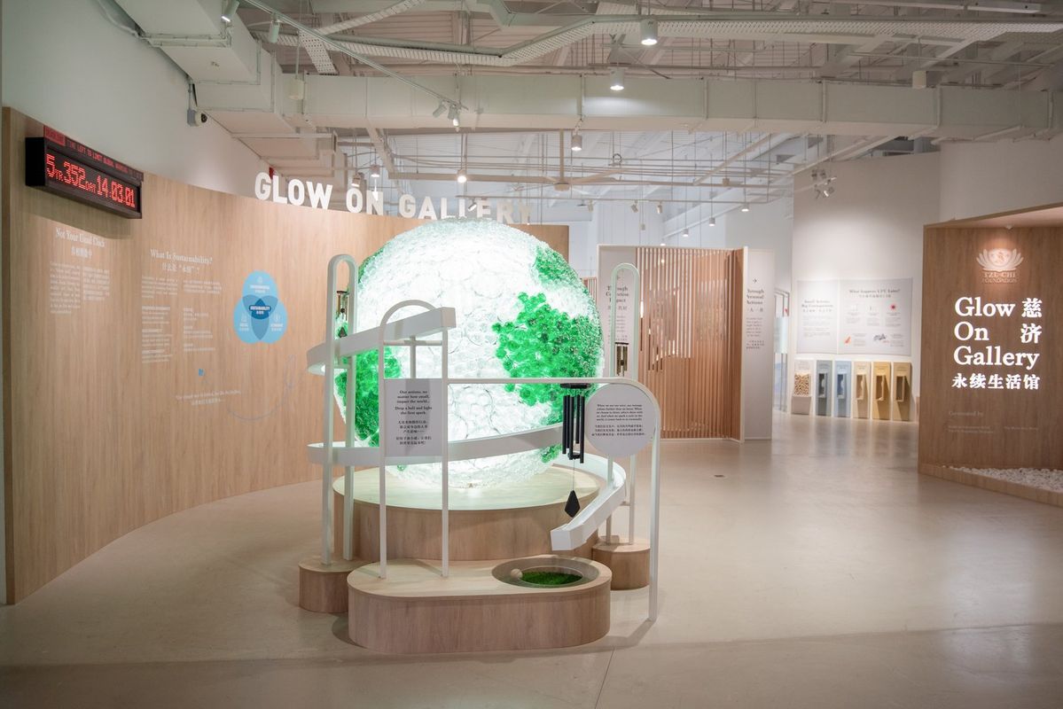 BW DESIGN AIRPORT 團隊在機場藝術空間與 Art Gallery 內安裝品牌藝術裝置及展覽工程 (BW DESIGN AIRPORT team installing branded art installations and exhibition structures in an airport art gallery)