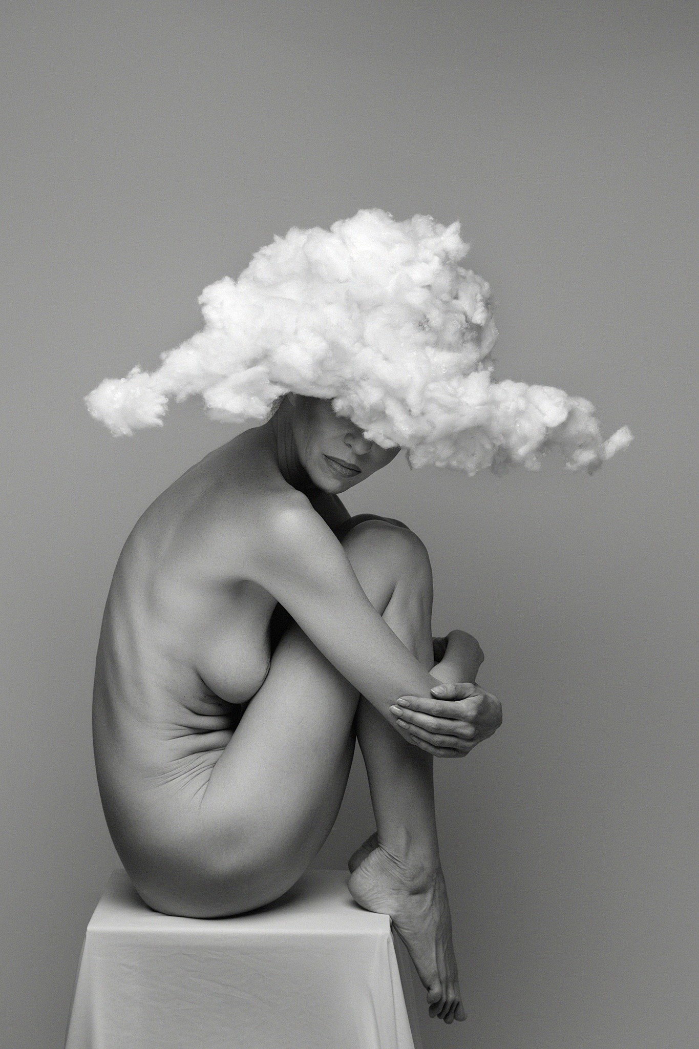 Woman sitting, cloud on her head, grey background, artistic shot - Clouded - Agnieszka Czyzkowska Photography
