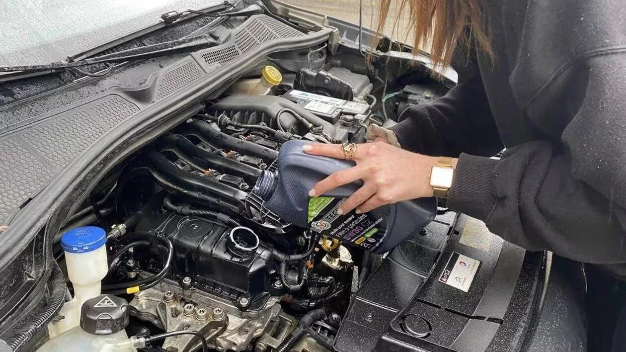 Femme qui s'occupe d'un moteur pure tech 