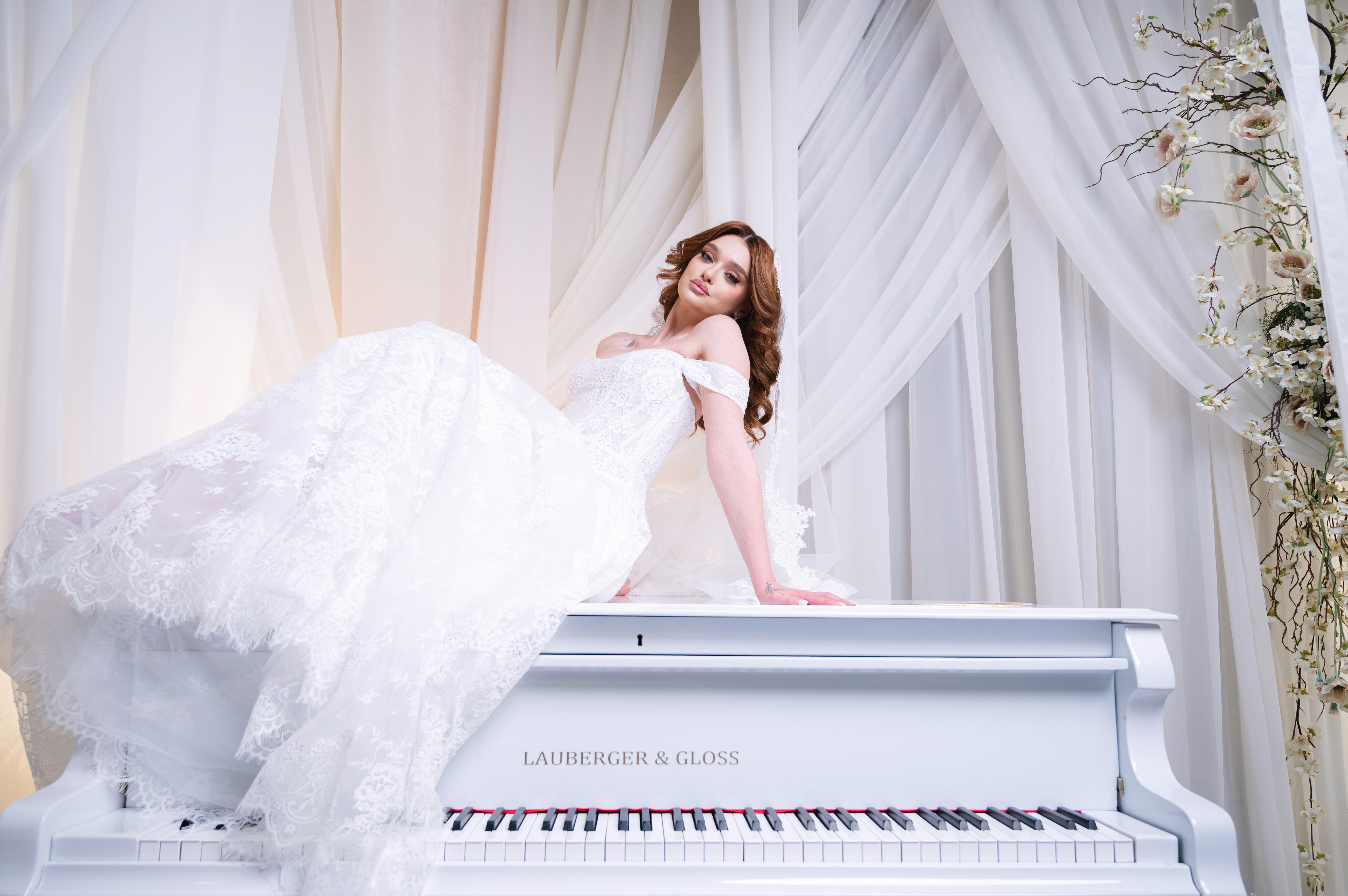 Prim-plan cu mireasă într-un decor elegant și luminos, ședință foto bridal în București