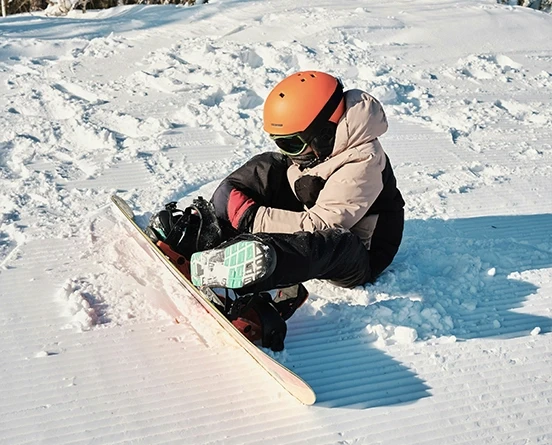 Homme avec splitboard disponible à la location sur jam