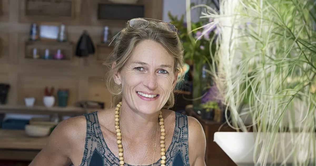 Illustration of a woman who has been healed from psoriasis on the scalp.