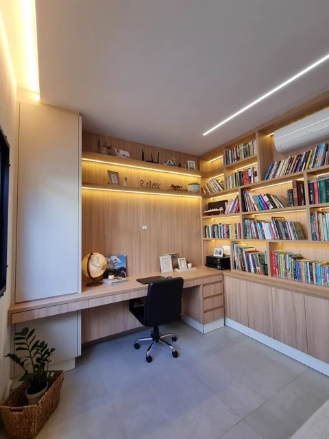 Escritório planejado com biblioteca iluminada - NS Decor