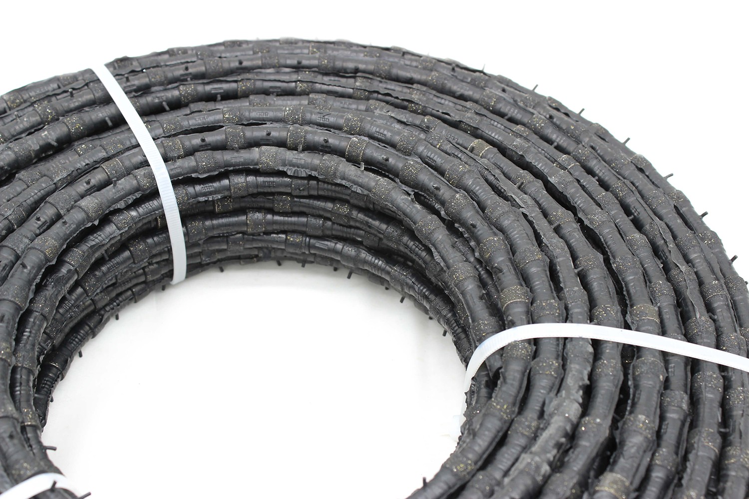 Side view of a Diamond Wire Saw coil, illustrating the uniformity and precision of the wire segments.