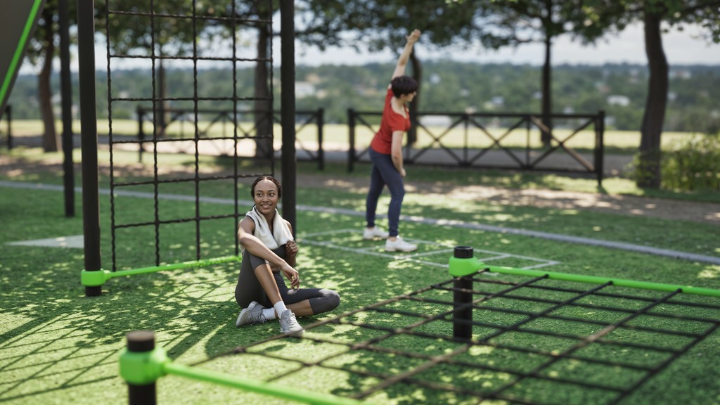 render van 2 dames in outdoor fitness park