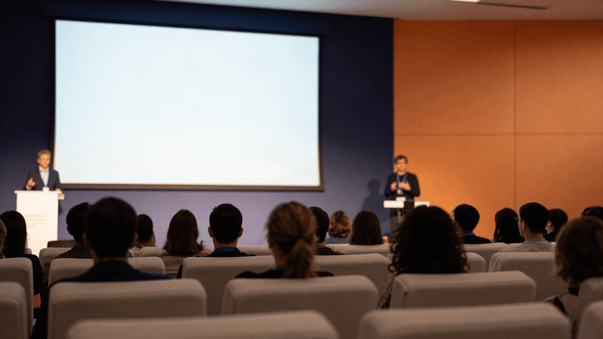 Tech-Konferenz mit Sprecher auf Bühne (KI-generiert)