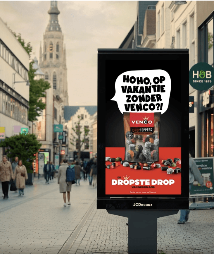 ze werken aan een hoge tafel zonder rugleuningen, au, dat moet ongemakkelijk zijn