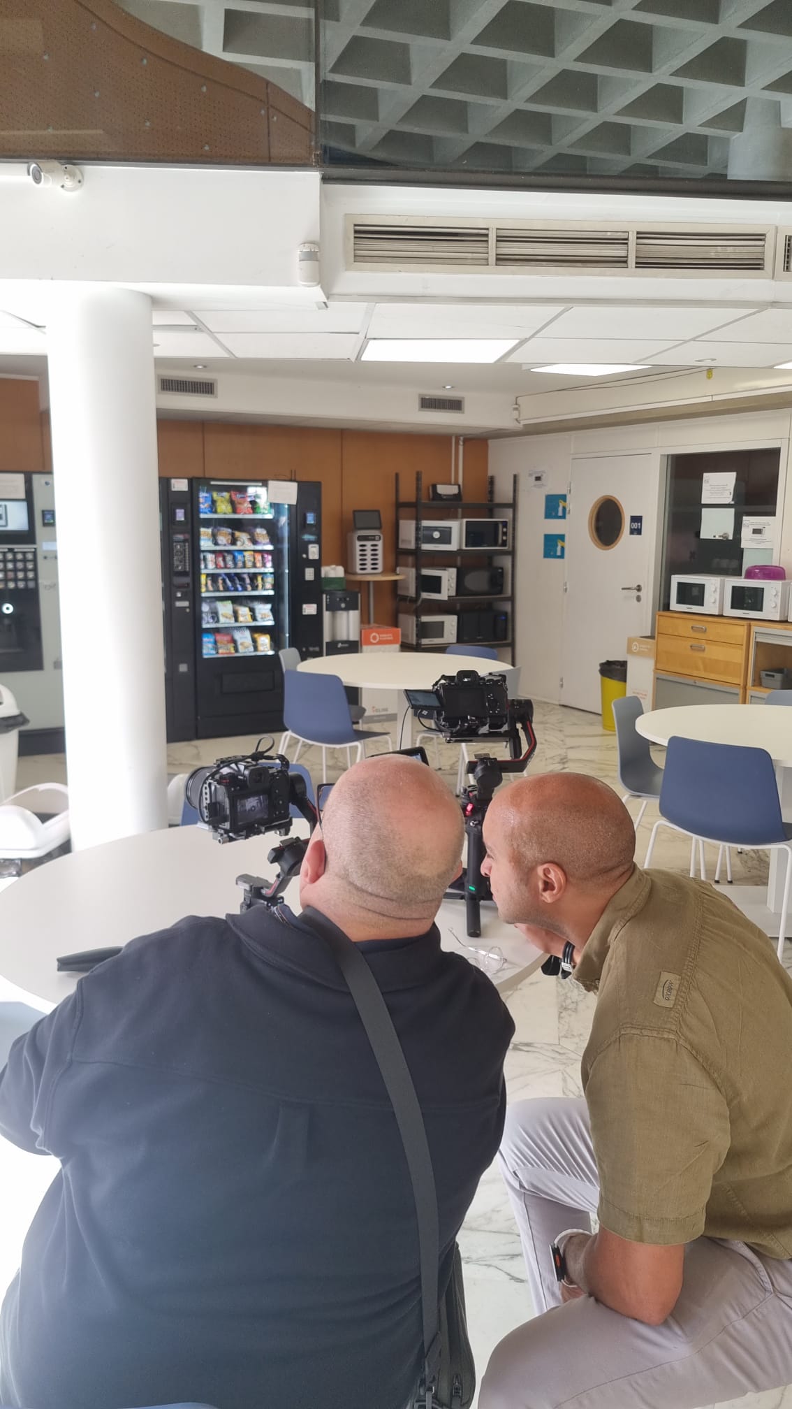 Coulisses d’un tournage Clap and co : deux membres de l’équipe préparent les caméras.