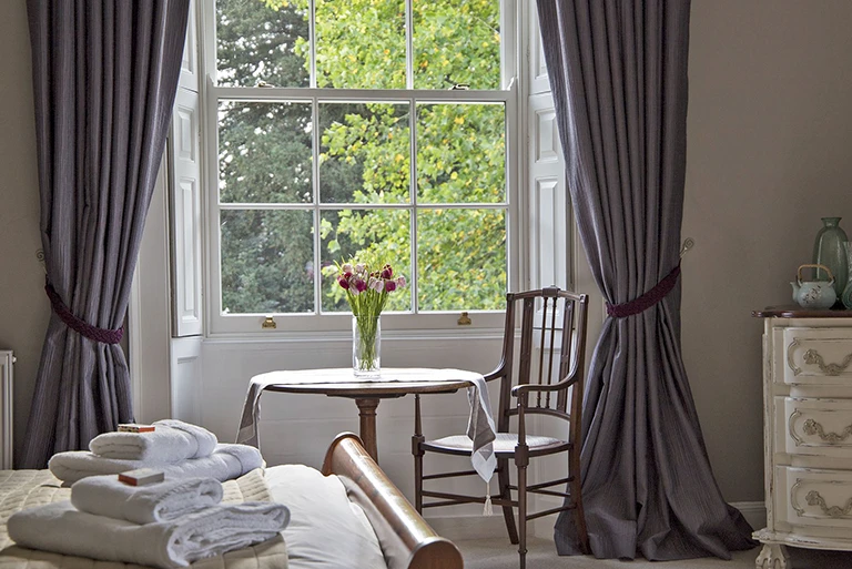 Hartingtons Heritage Tours hotel, Darley House, bedroom with window