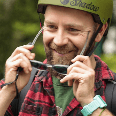Homme en train de remettre ses lunettes de soleil.
